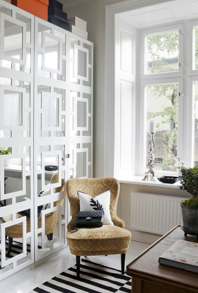 décoration intérieur idée fauteuil coussin tapis de sol noir et blanc design chandelier 