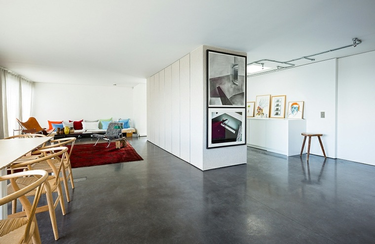 déco appart moderne tapis de sol rouge composition de cadres