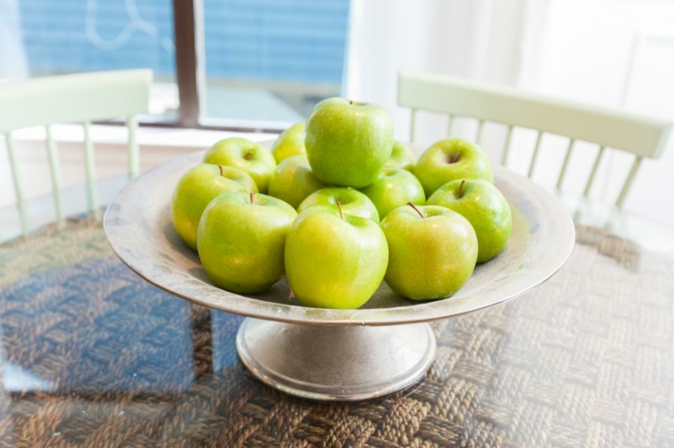idée de décoration table pommes vertes