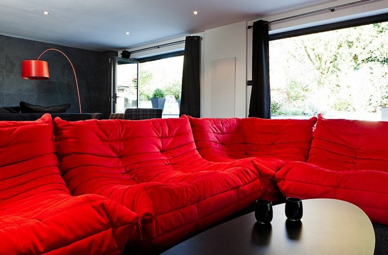intérieur moderne canapé rouge design table basse 