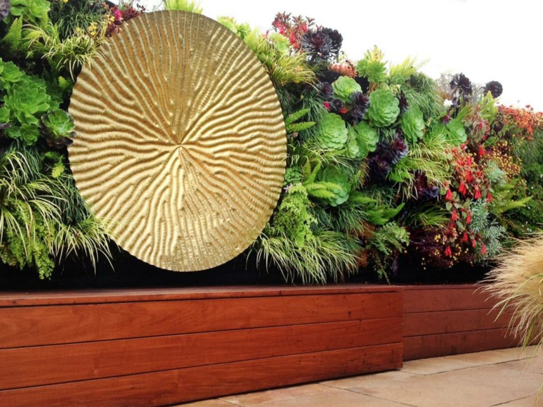 décoration jardin vertical objet doré métal plantes grasses