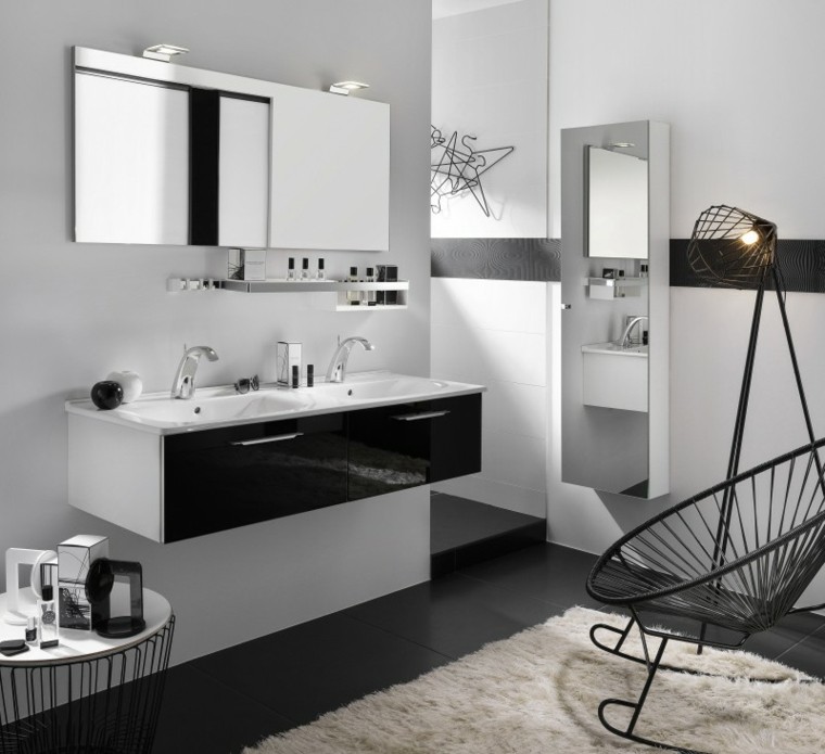 style minimaliste salle de bain déco miroir mural tapis de sol blanc