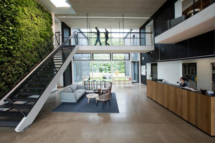 jardins verticaux idée mur végétal escalier noir blanc design canapé 