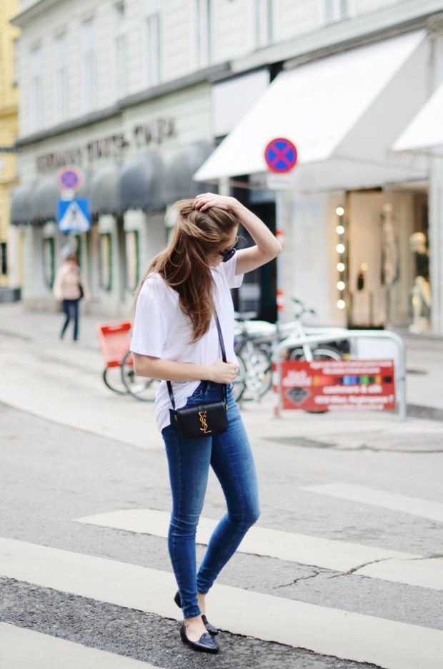 femme jeans moderne chemise blanche escarpins