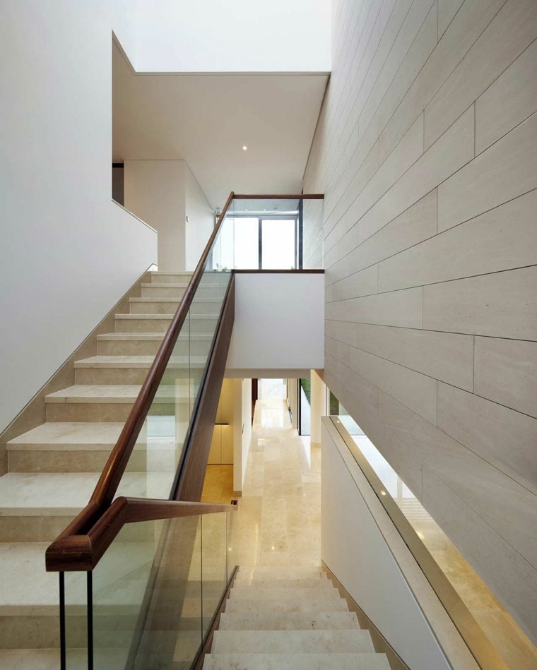 rampe d’escalier bois mains courantes verre 