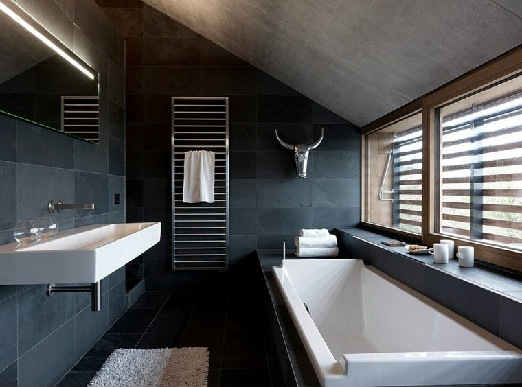 salle de bain design idée carrelage bleu moderne baignoire tapis de sol blanc 