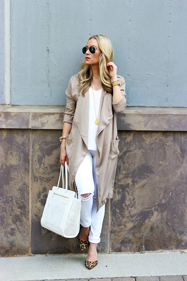femme look tendance idée tenue veste pantalon blanc sac en cuir blanc