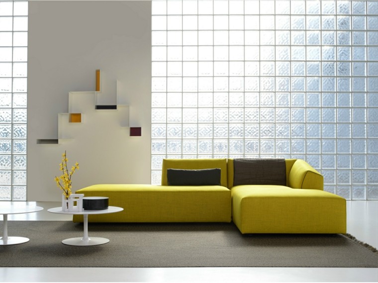 meuble rangement salon design bois canapé jaune coussins déco table idée originale