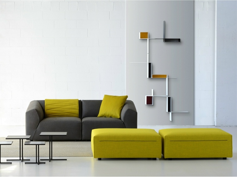 bibliothèque murale design d'intérieur moderne style minimaliste canapé gris pouf jaune table basse 
