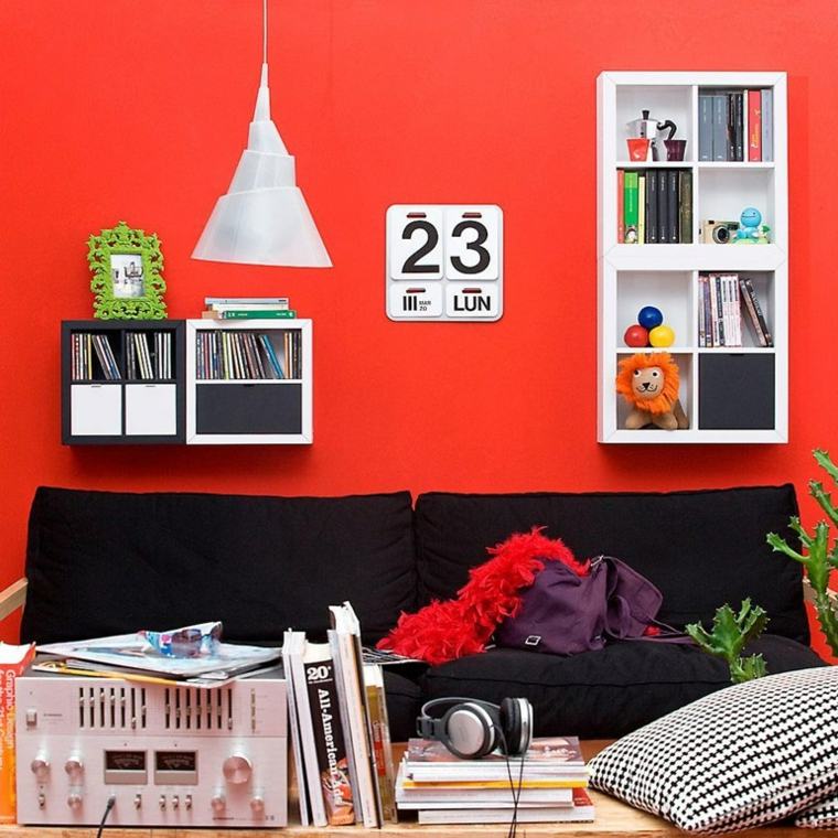 meuble rangement mur bibliothèque murale salon mur rouge peint canapé noir