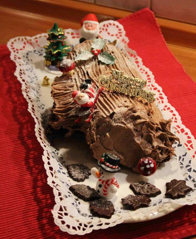 bûche de noël décoration idée biscuits figurines bonhomme de neige père noël 