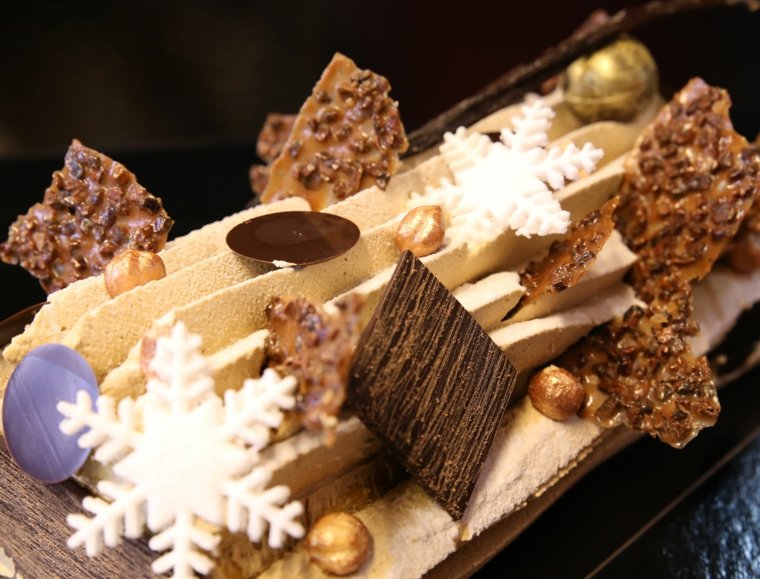 décoration bûche de noël idée chocolat flocons de neige noix