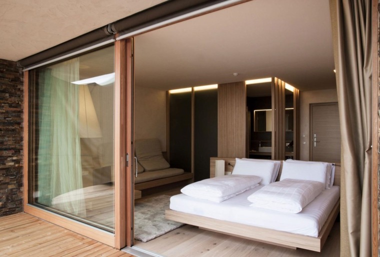 idée porte coulissante bois design tapis de sol chambre à coucher 