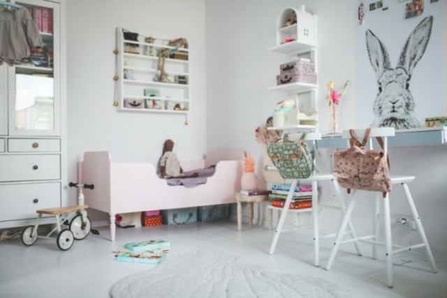 chambre pour enfant design fille idée rangement lit bureau bois 