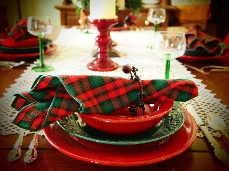 images décoration table de Noël en rouge et blanc