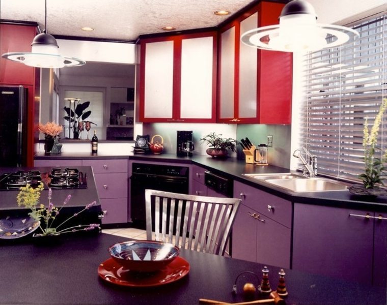 mariage couleur cuisine rouge violet idée originale luminaire en suspension 
