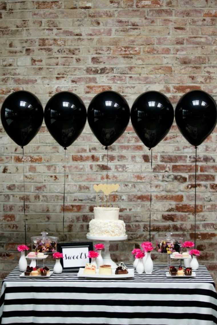 déco anniversaire table noir et blanc fleurs ballons anniversaire à thème