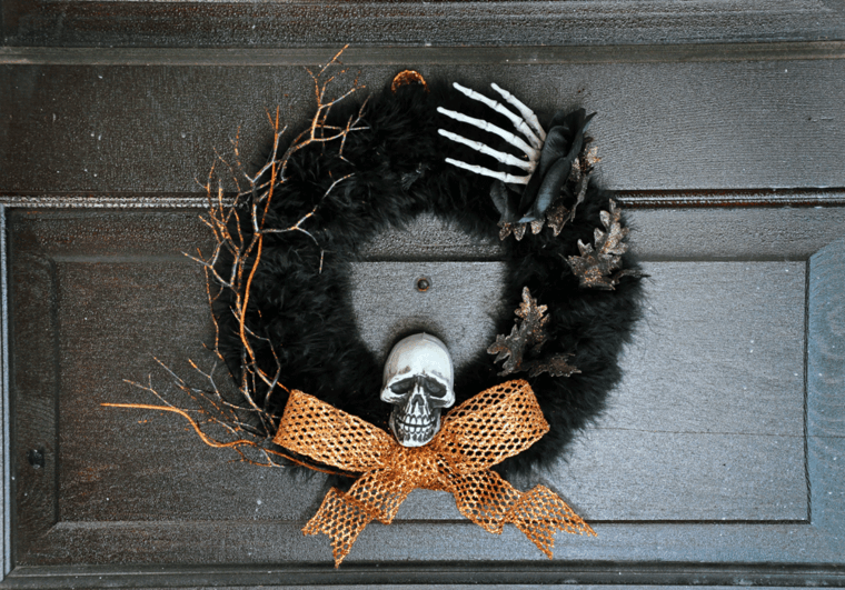 décoration maison halloween porte d'entrée couronne peluche idée ruban
