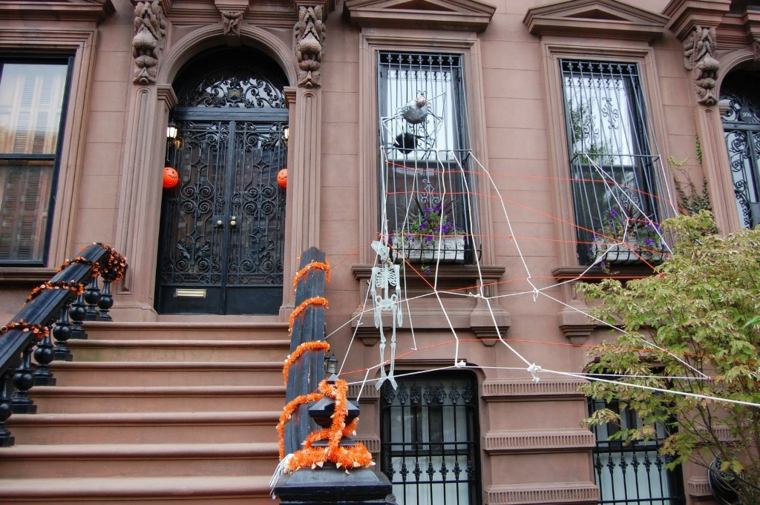 décoration maison halloween extérieur porte d'entrée ballon guirlande toile