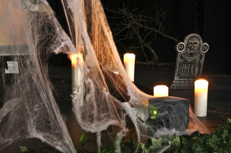 décoration halloween maison toile d'araignée bougies