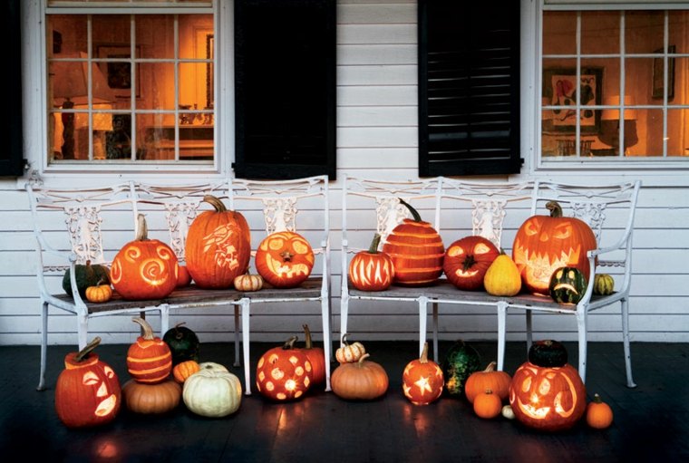 décoration halloween idée citrouilles banc maison 
