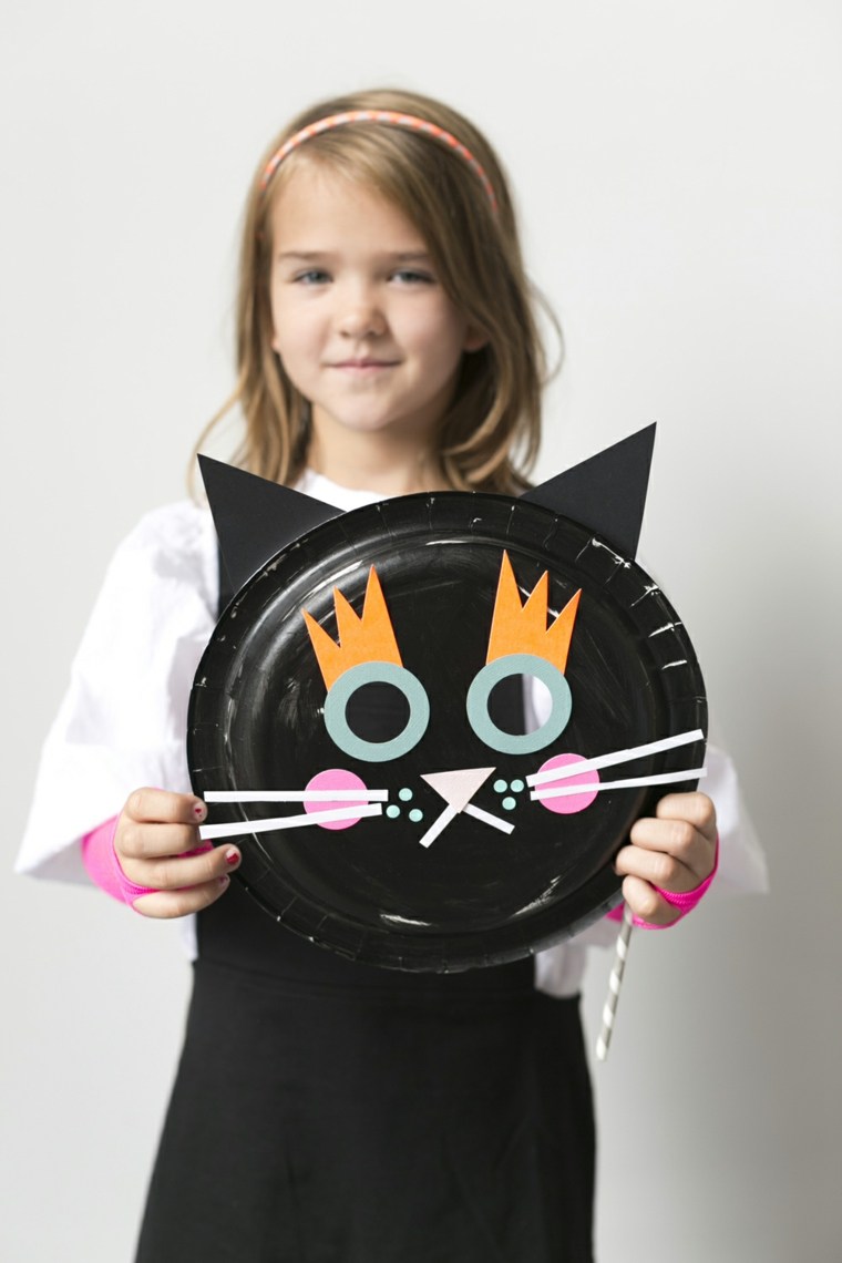 déguisement halloween enfant idée assiette en carton noir chat masque enfant bricolage