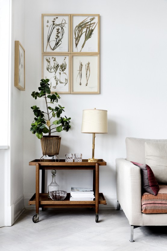 intérieur et design appartement copenhague minimaliste style cadre composition table bois lampe déco plante 