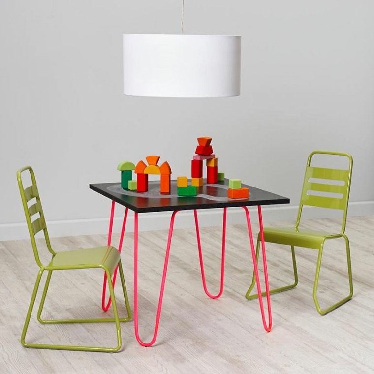 salle de jeux enfant table idée chaise luminaire suspension design moderne 