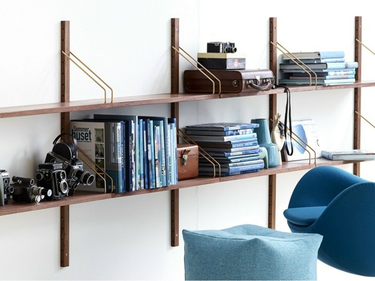 étagère mural bois noyer meuble suspendu design rangement livres pouf bleu fauteuil design 