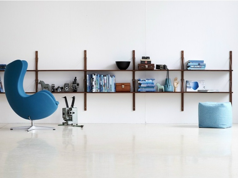 étagère murale design bois rangement idée fauteuil bleu pouf 