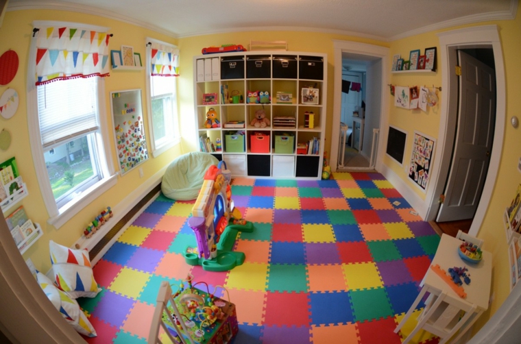 salle de jeux enfant idée aménagement tapis de sol coloré design rideaux déco étagères rangement livres