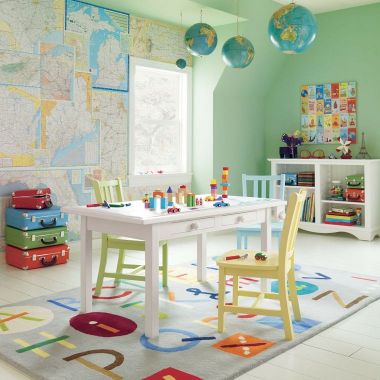 salle de jeux enfant table en bois chaise globe terrestre design tapis de sol carte 