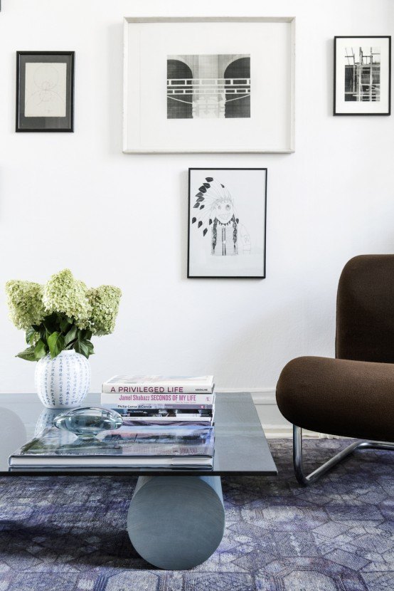 intérieur scandinave minimaliste moderne fauteuil cadre mur fleurs bouquet 