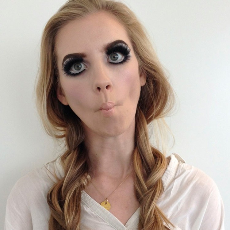 maquillage femme Halloween grands yeux