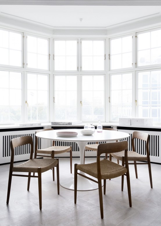 intérieur scandinave minimaliste design moderne table blanche chaise bois 