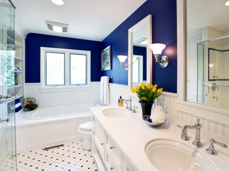 salle de bain blanc mur bleu