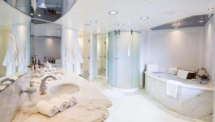 salle de bain design grande baignoire