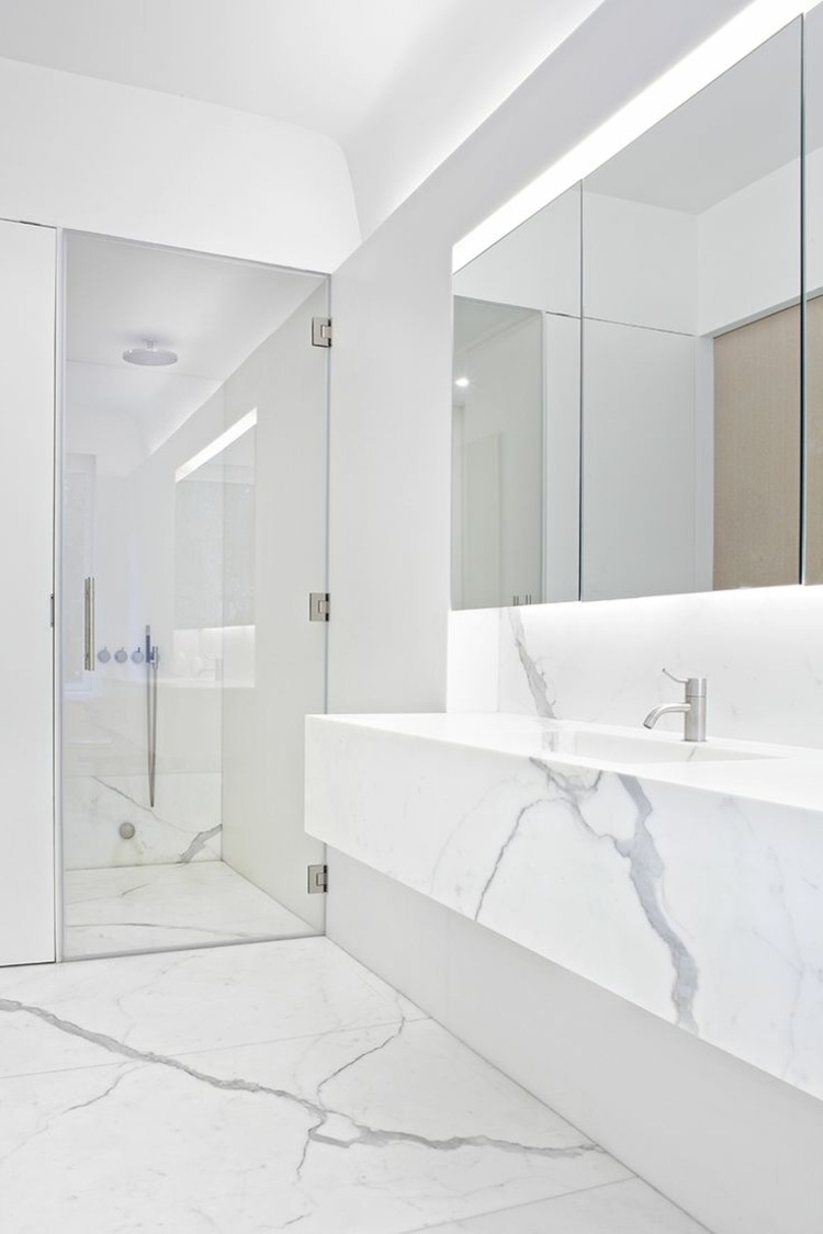 salle de bains blanche marbre