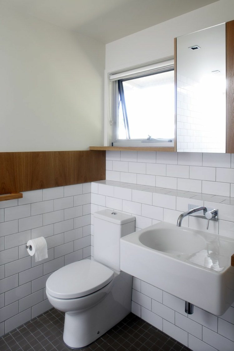 salle de bains blanche petite moderne