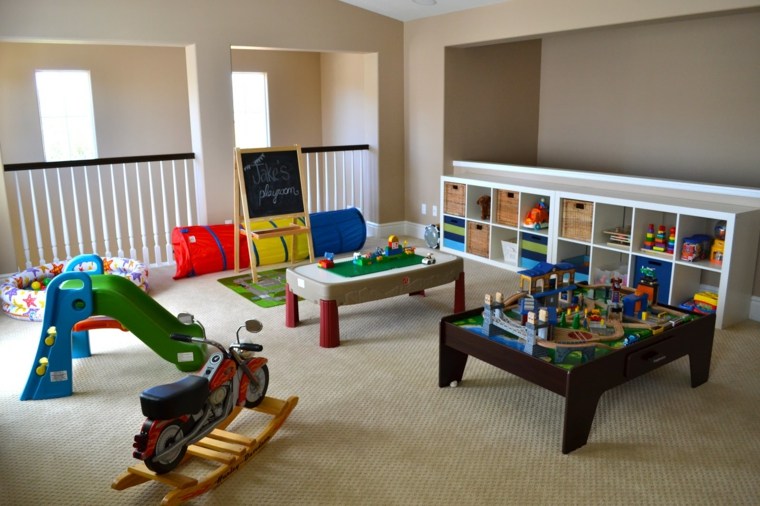salle jeux enfant tapis de sol beige blanc table en bois design déco idée étagère rangement livres