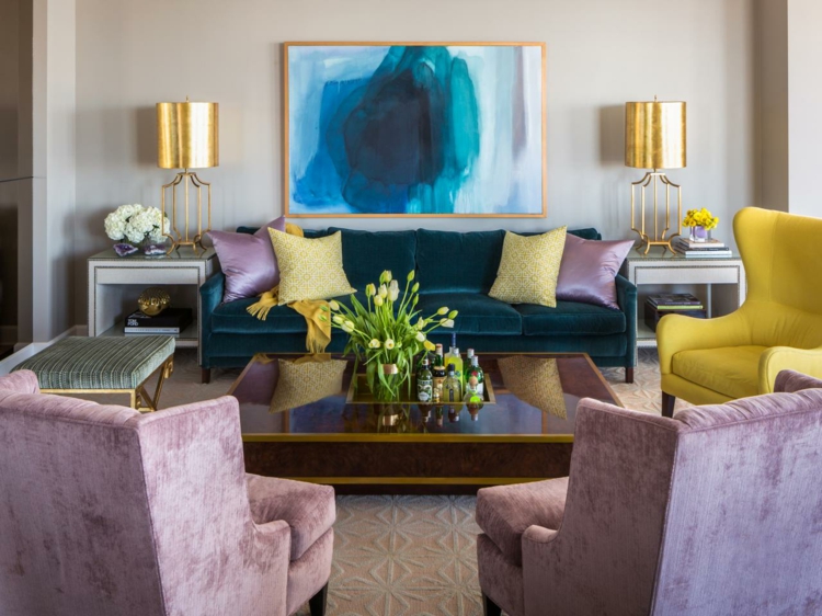 salon décoration moderne fauteuils violet