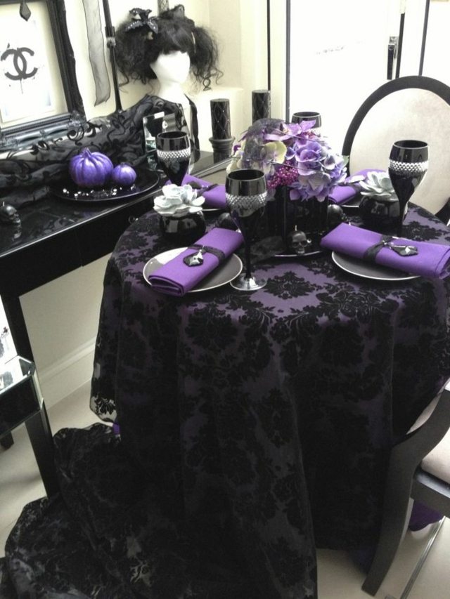 décoration noir violet design idée table nappe noire 