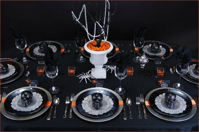 halloween déco table idée citrouille crâne noire assiette bougies 