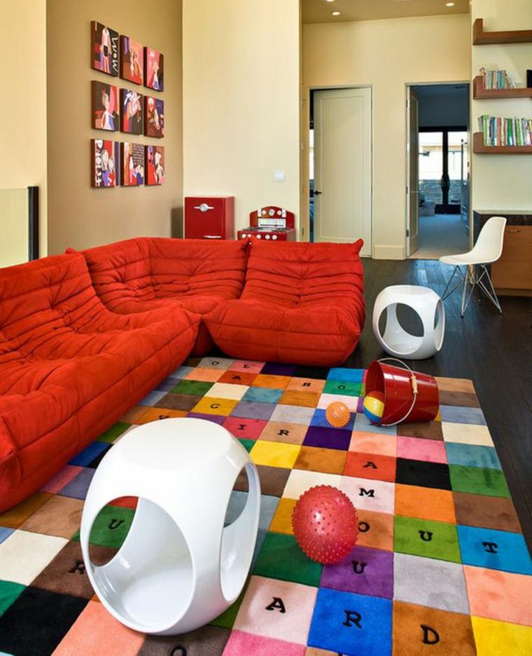 salle de jeux enfant idée aménagement canapé orange design tapis de sol décoration mur