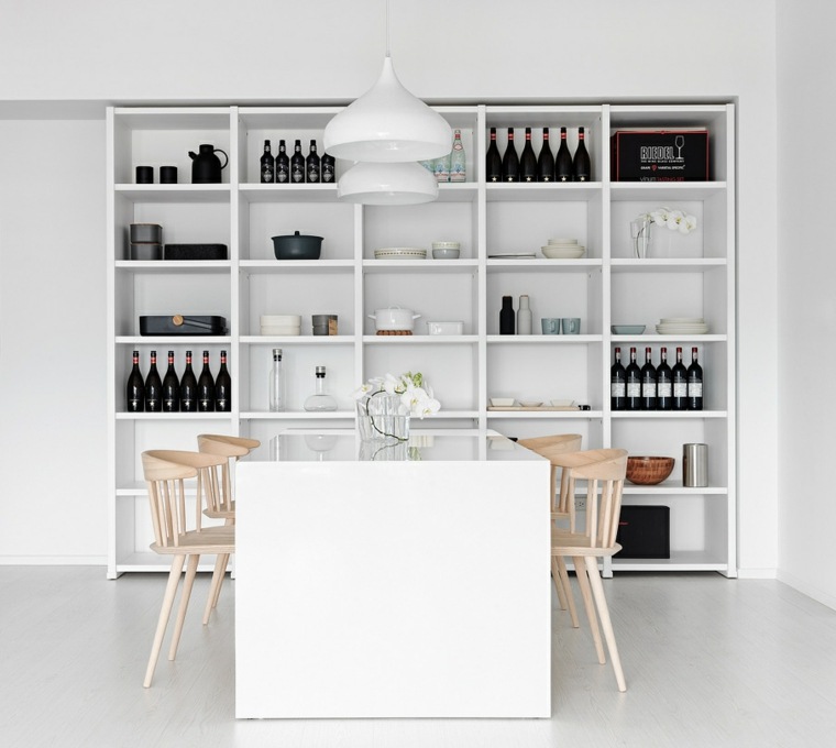salle à manger cosy idée aménagement moderne design table blanche bois chaises étagères luminaires suspension