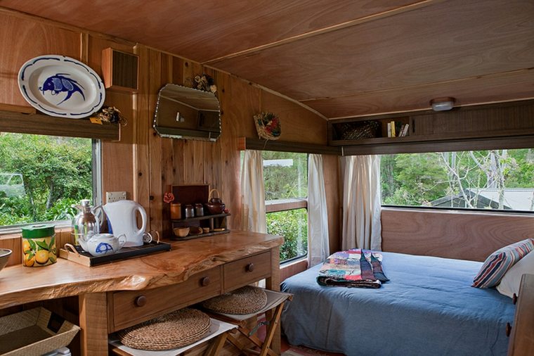 caravane idée aménagement mobilier en bois canapé lit déco mur plafond