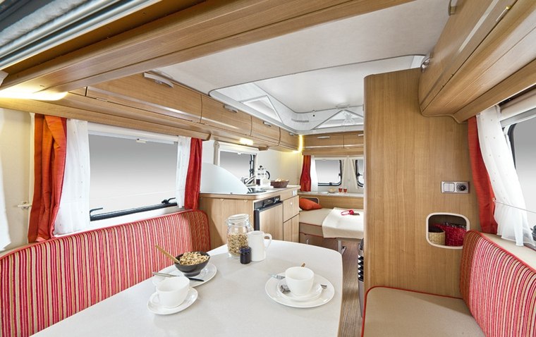 intérieur caravane aménagement coin repas salle à manger idée camping car meuble