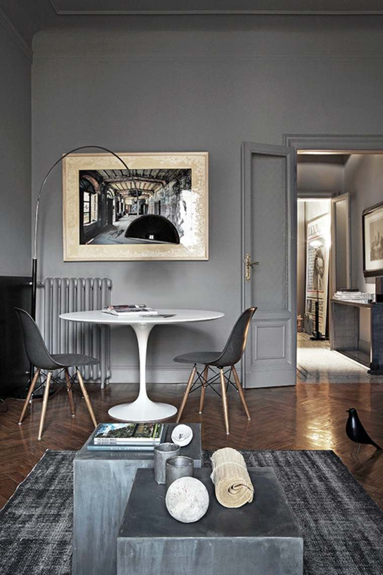 appartement design milan idée tableau mur table basse salon tapis de sol gris chaise 