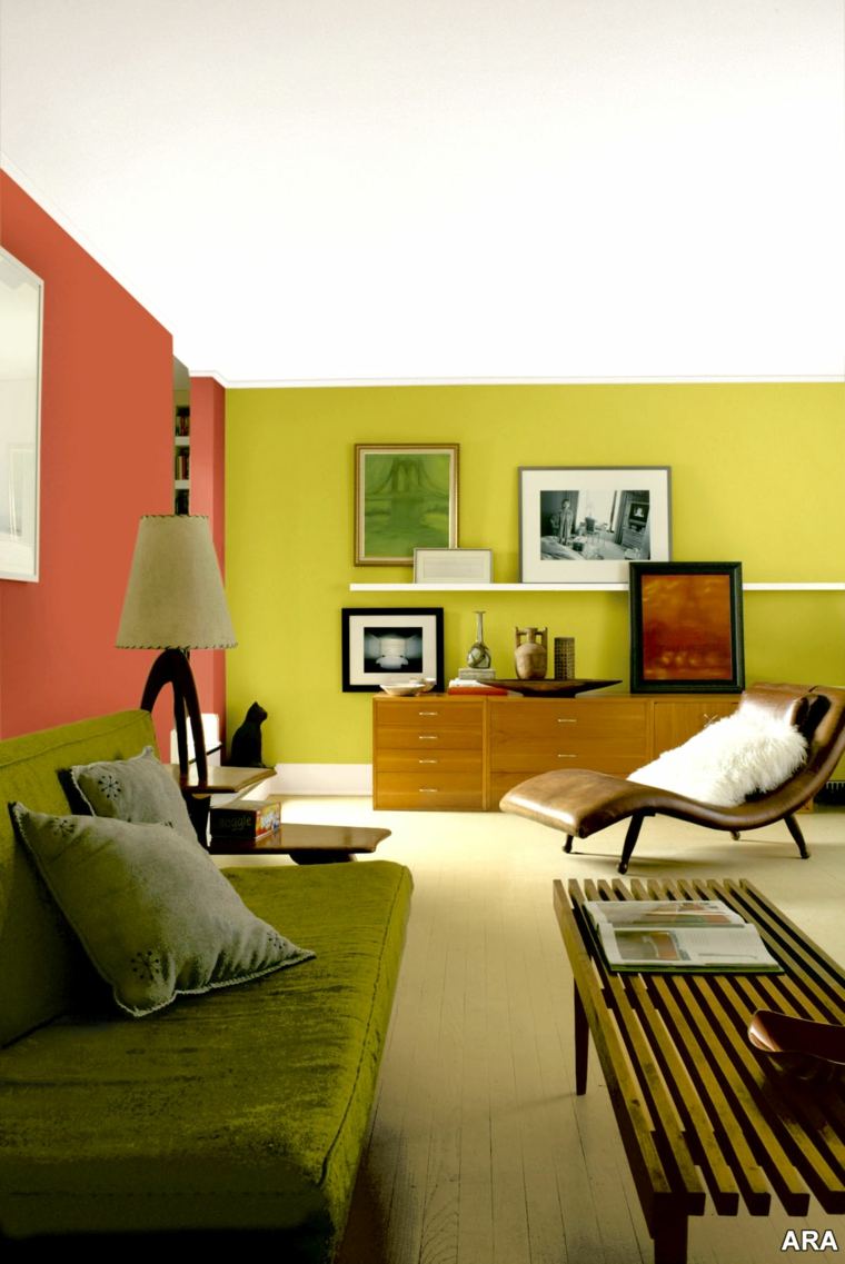 matériaux verts intérieur design idée banc en bois fauteuil cuir déco mur canapé vert coussins gris 