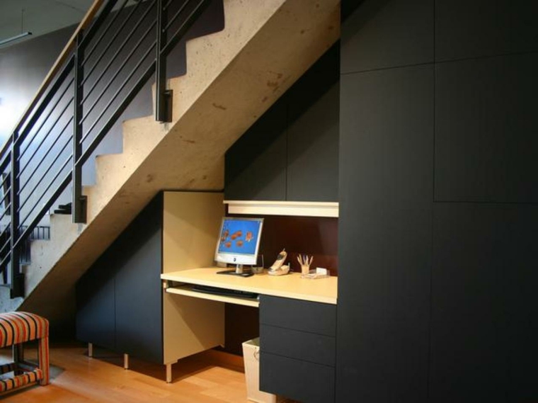 bureau à domicile sous escalier
